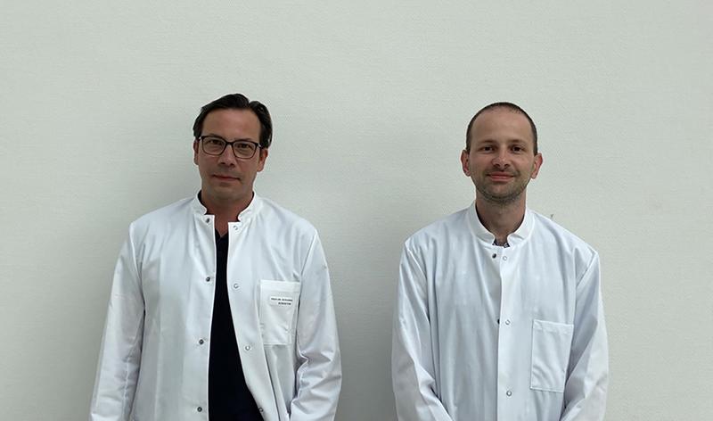 Professor Dr. Johannes Schumacher und Dr. Carlo Maj von der Philipps-Universität Marburg gehören zu den Leitautoren einer Studie über die genetischen Grundlagen von Magenkrebs.