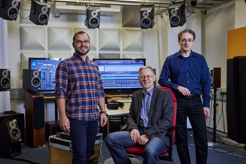 Das Forscherteam im Studio: Adrian Murtaza, Harald Fuchs und Dr. Achim Kuntz vom Fraunhofer IIS (v.l.n.r.)