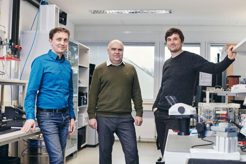 Das Forscherteam: Dr. Bert Kaiser und Dr. Sergiu Langa vom Fraunhofer IPMS sowie Holger Conrad von der Bosch Sensortec GmbH (v.l.n.r.)