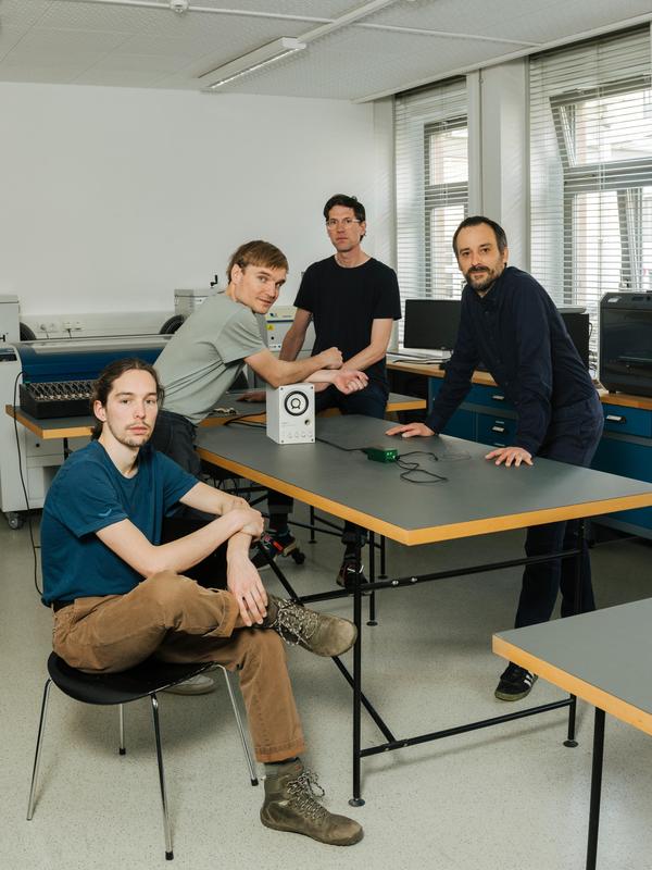 Jonathan Morgenstern, Clemens Wegener, Prof. Martin Hesselmeier und Dr. Max Neupert forschen an einer neuartigen, piezoelektrischen Musikinstrumentensaite an der Bauhaus-Universität Weimar (v.l.n.r.).
