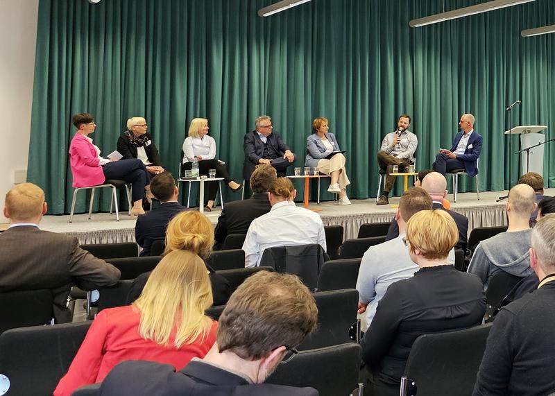 Die Teilnehmenden der Podiumsdiskussion während der Fachtagung des ZeTT