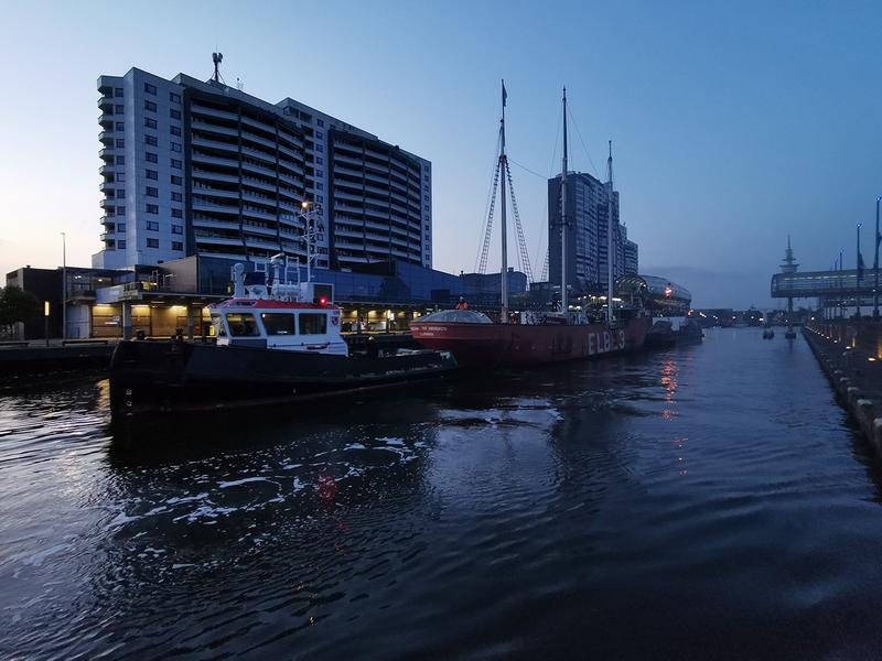 At 4:33 a.m., the ELBE 3 leaves its position in the museum harbor. Pushed and pulled by one tug each.