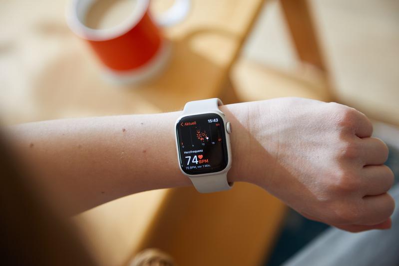 Mobile Geräte, sogenannte Wearables, wie beispielsweise Smartwatches oder sensorische Geräte, können das Spektrum digitaler klinischer Studien erweitern. 