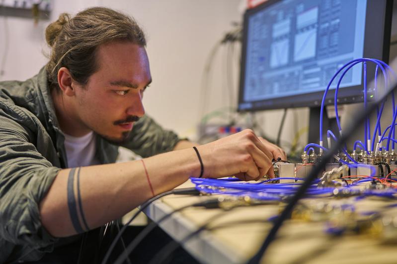 HM-Doktorand Thomas Kellerer arbeitet an elektrischen Schaltungen, die für enormen Geschwindigkeitszuwachs in der Datenverarbeitung sorgen. Sie bereiten die Fluoreszenzsignale auf, bevor jene digital ausgewertet werden
