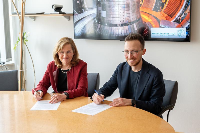 Prof. Sibylle Günter, Wissenschaftliche Direktorin des IPP und Dr. Francesco Sciortino, Mitgründer und Geschäftsführer von Proxima Fusion unterschreiben den Kooperationsvertrag.