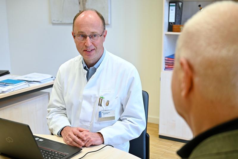Prof. Dr. Marc-Oliver Grimm vom Uniklinikum Jena leitet die Arasafe-Studie zur Optimierung der Prostatakrebstherapie, in die 250 Patienten an bundesweit 40 Zentren eingeschlossen werden sollen.