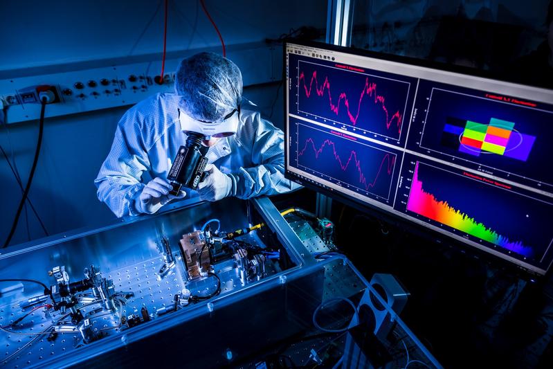 Der Laser ist in einem kompakten monolithischen Gehäuse: Diese neuartige Architektur macht den Oszillator transportabel und führt zu einer hohen Betriebsstabilität und Reproduzierbarkeit - entscheidend für wissenschaftliche High-End-Anwendungen