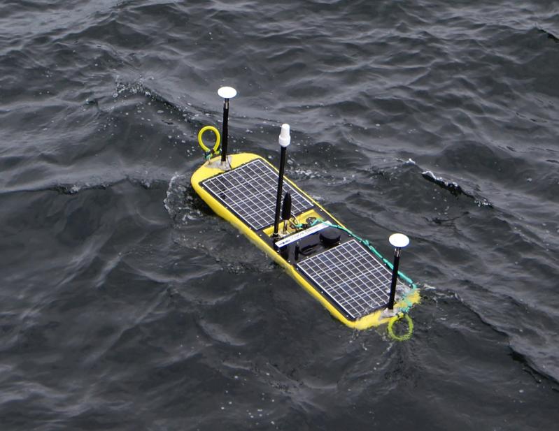 Wave-Glider mit GNSS und akustischen Messgeräten für Messungen am Meeresboden. 