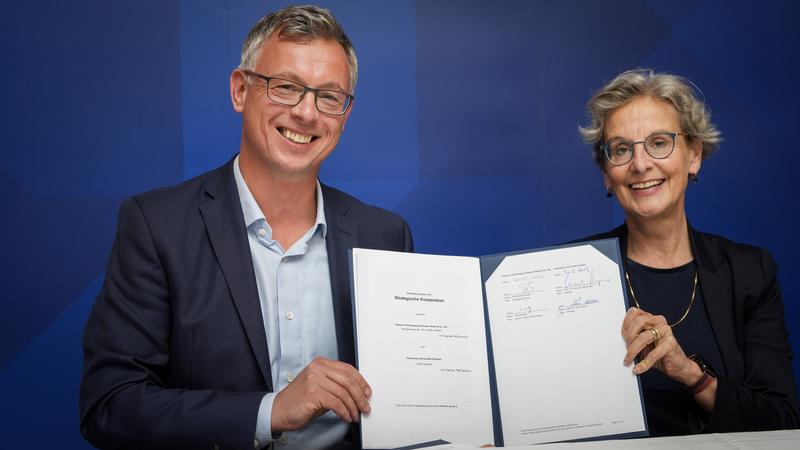 from left: Raik Brettschneider (Vice President & Managing Director of Infineon Dresden) and Prof. Ursula M. Studinger (Rector of TUD) 