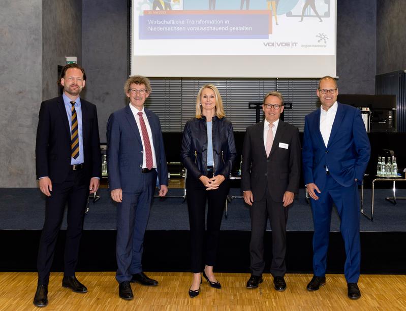 Teilnehmende aus Politik und Wirtschaft diskutierten in Hannover. V.l.n.r.: Moderator Julian Stubbe, Staatsekretär Frank Doods, Continental-Vorstandsmitglied Ariane Reinhart, VDI/VDE-IT-Geschäftsführer Peter Dortans, Wirtschaftsdezernent Ulf-Birger Franz