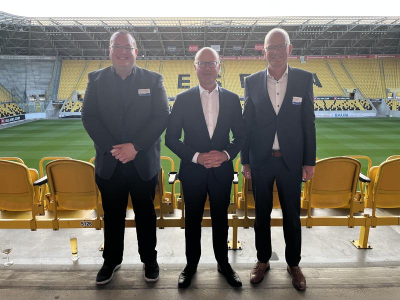 (v.l.n.r.) Prof. Dr. Patrick Glauner im Austausch mit dem Chef der Sächsischen Staatskanzlei, Staatsminister Oliver Schenk, und dem Leiter der Bayerischen KI-Agentur, Dr. Michael Klimke.