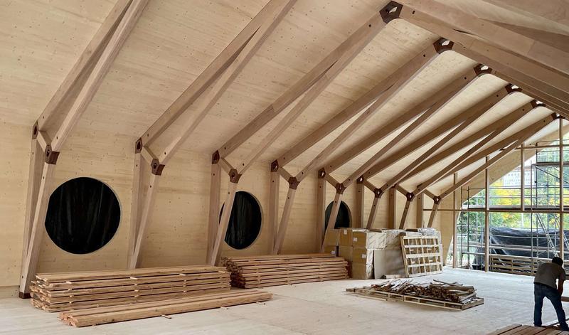 Innenansicht der Werk- und Forschungshalle während der Bauphase. Foto: t-lab Holzarchitektur und Holzwerkstoffe 