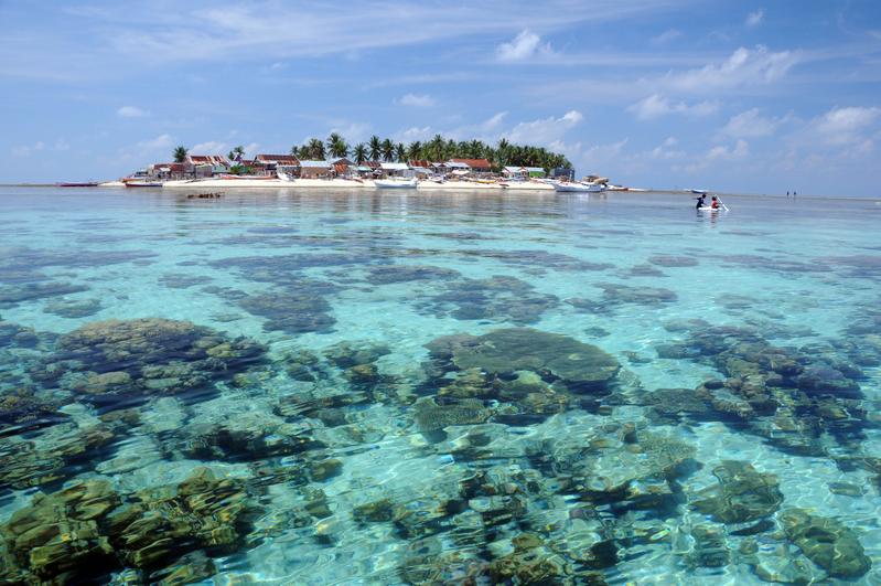 Flache Koralleninseln wie diese Insel im indonesischen Spermonde Archipel sind Gefährdungen durch Meeresspiegelanstieg und andere Umweltveränderungen besonders ausgesetzt. 