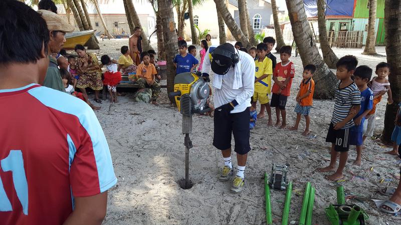 Taking a drill core on the coral island of Barrang Lompo. 