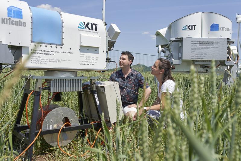 Mit dem „KITcube“ sammeln die Forschenden des KIT detaillierte Informationen über den Zustand der Atmosphäre bei der Entstehung und Entwicklung von Gewittern. (Foto: Amadeus Bramsiepe, KIT)