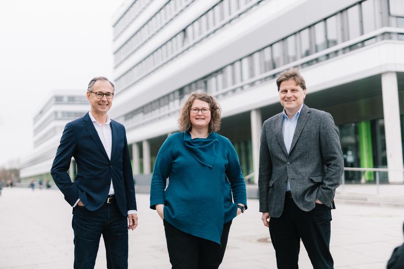 Der Soziologe und Gewaltforscher Prof. Dr. Andreas Zick, die Historikerin Prof'in Dr. Silke Schwandt und der Wirtschaftswissenschaftler Prof. Dr. Herbert Dawid (v.r.) koordinieren die internationale Konferenz „Navigating Uncertainty". 