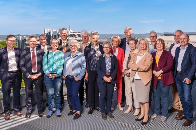 Der Hochschulrat mit bisherigen und neuen Mitgliedern und das Rektorat der FernUniversität. (Rektorin Ada Pellert, 5.v.r., Ursula Nelles 6.v.r., Gabriele Zwiehoff, 6.v.l., Jürgen Ewert ganz r., Ingrid Josephs 4.v.l., Nils Szuka, 2.v.r.)