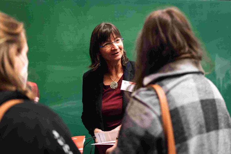 Professor Meike Klettke, Chair of Data Engineering at the University of Regensburg, provides advice to prospective students at "Regensburg University Day" in February 2023.
