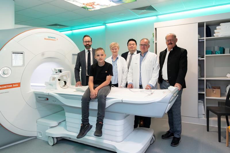 Große Freude über den neuen MRT in der Kinderradiologie: Sachsens Wissenschaftsminister Sebastian Gemkow, die Radiologen Frau Dr. Gabriele Hahn und Prof. Ralf-Thorsten Hoffmann, Patient Til sowie die Vorstände Frank Ohi (Mitte) und Prof. Michael Albrecht.