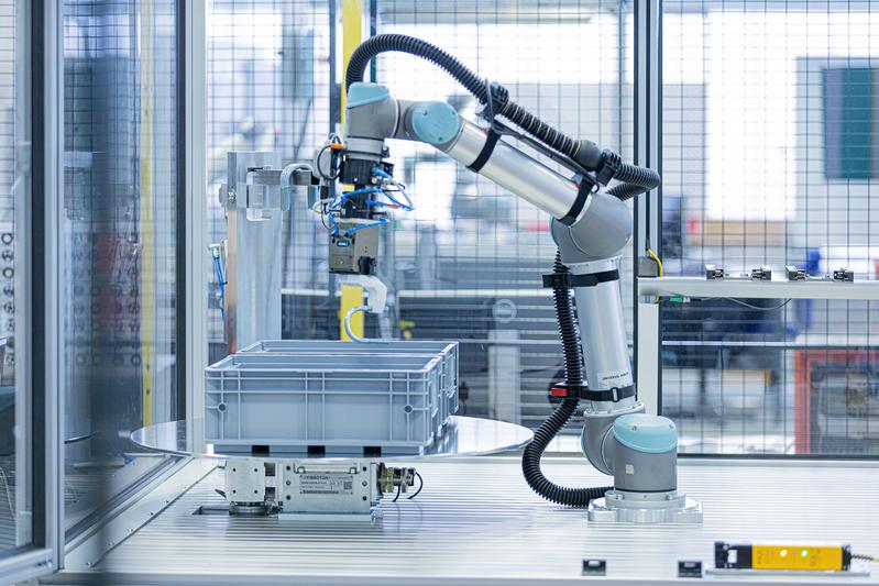 Machine learning makes the bin picking application more autonomous, faster, and more robust.