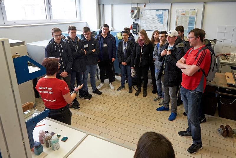 Bei den Tagen der offenen Tür am WesterWaldCampus der Hochschule Koblenz sind die Führungen durch die Labore ein beliebter Programmpunkt. 