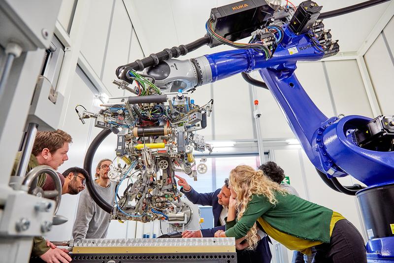 Am Fraunhofer IAP wird die Automated-Fiber-Placement-Technologie (AFP) eingesetzt, um neuartige, sehr leichte Antriebswellen aus carbonfaserverstärkten Kunststoffen herzustellen. Dank der thermoplastischen Matrix sind die Bauteile recyclebar.