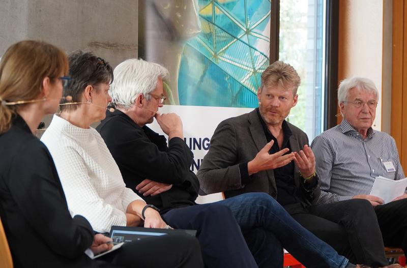 Christian Felber (2.v.r.) in der Diskussion mit Anka Reich, Rita Ehses, Klaus Gourgé und Günter Grzega (v.l.).