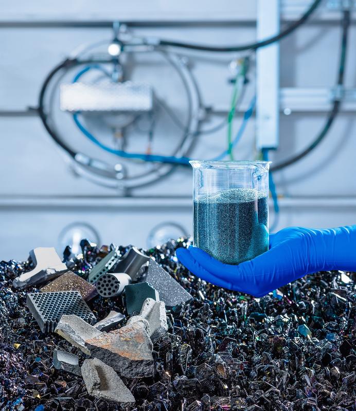 RECOSiC© uses waste and by-products from the Acheson process and turns them into high-purity silicon carbide in an enclosed high-tech furnace. The product of the process is powdered SiC.