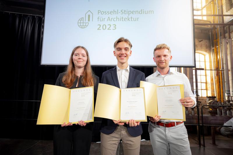 Die glücklichen Gewinner des Possehl-Reisestipendiums: Vanessa Grube, Nick Hettwer und Yannik Schümann.