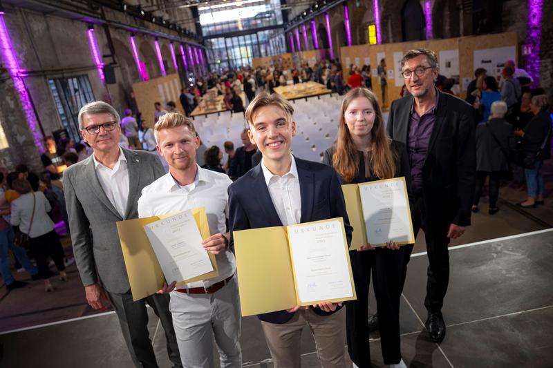 Die glücklichen Preisträger des Possehl-Reisestipendiums (v.l.n.r.) Yannik Schümann, Nick Hettwer und Vanessa Grube mit dem Vorsitzenden der Possehl Stiftung, Max Schön (l.) und Vizepräsident Frank Schwartze (r.). 