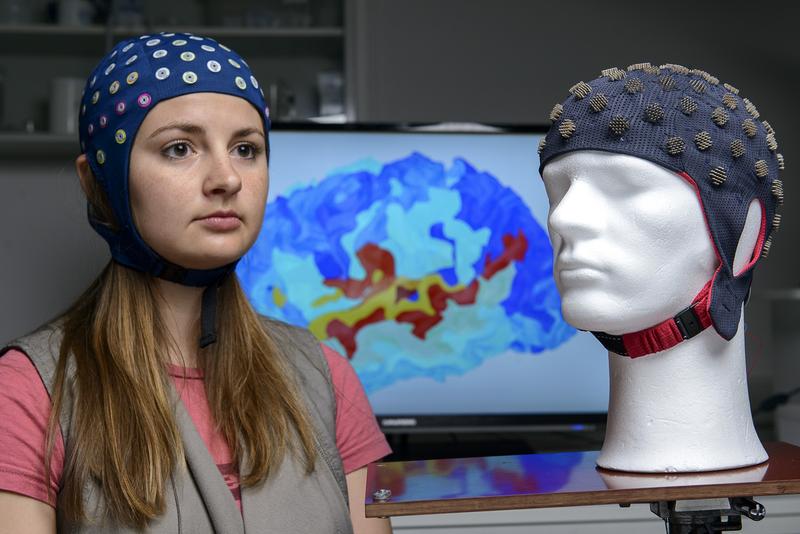 In Ilmenau entwickelte Haube mit trockenen Elektroden zur gleichzeitigen elektrischen Messung und Stimulation des Gehirns
