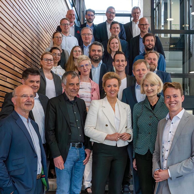 Wissenschaftsministerin Ina Brandes im Austausch mit den Initiatoren des Bielefeld Research + Innovation Campus (BRIC) und Partnern aus Wissenschaft und Wirtschaft.