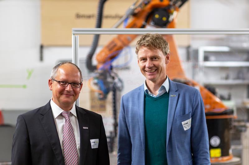HTWK-Rektor Prof. Dr. Mark Mietzner (links) und Alexander Stahr, Professor für Tragwerkslehre und Leiter des neu eröffneten Smart Manufacturing Labs während der Eröffnungsfeier.