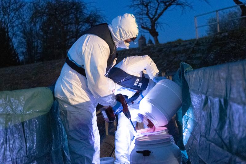 Die BfG-Wissenschaftler/-innen Dr. Svenja Sommer und Dr. Tim Scheuffen bringen den Markierstoff Amidorhodamin G in das Schleusenbecken des Wasserkraftwerks Besigheim ein.