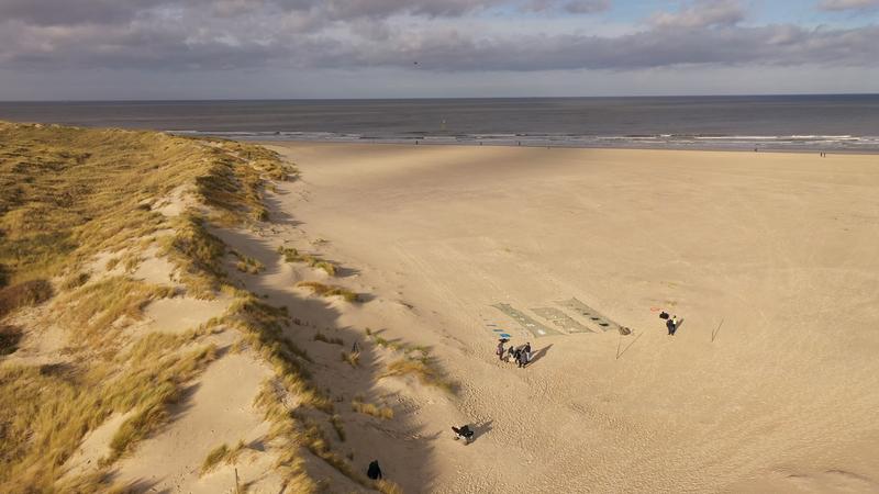 The drone image shows the test setup from a bird's eye view on the beach of Spiekeroog.