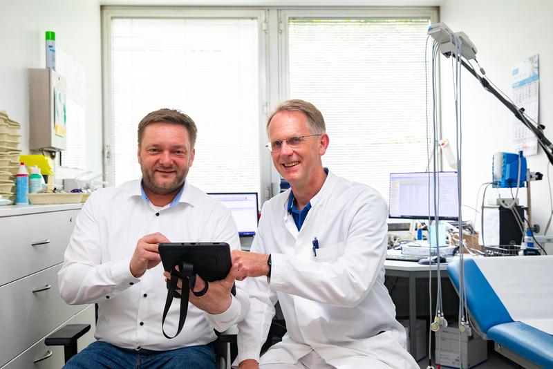  Dr. Matthias Gietzelt (links) und Professor Bavendiek in einem kardiologischen Untersuchungsraum. 