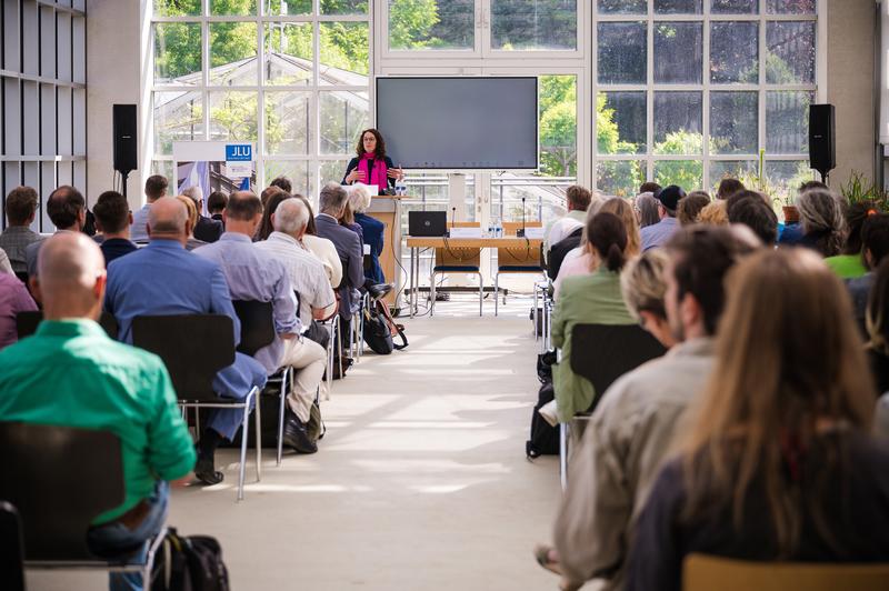 Die hessische Wissenschaftsministerin Angela Dorn bei der Veranstaltung zur Nachhaltigkeit im Botanischen Garten der JLU Gießen.
