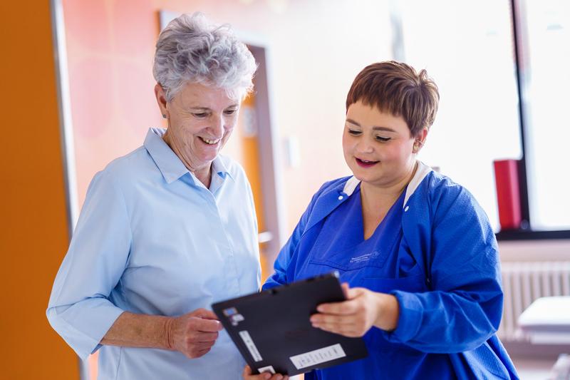 Patientin und Pflegekraft im Gespräch. 