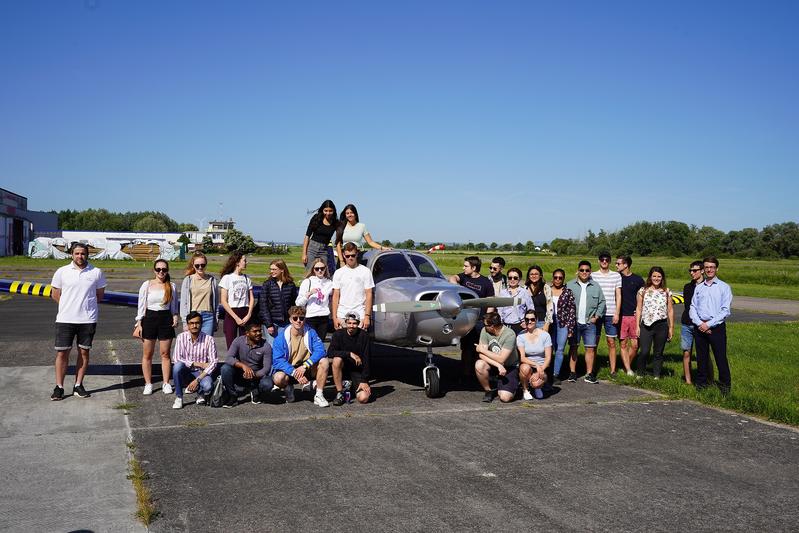 Der Schnupperflugtag am Flugplatz Worms ist für die Studierenden eine wertvolle Ergänzung zur betriebswirtschaftlichen Komponente ihres Studiums. 
