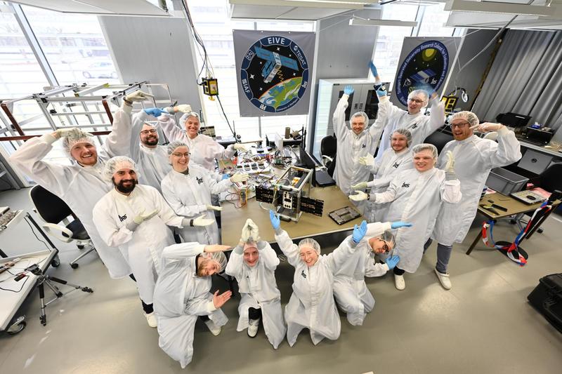 Das EIVE-Team vor dem EIVE CubeSat im Reinraum des Instituts für Raumfahrtsysteme.