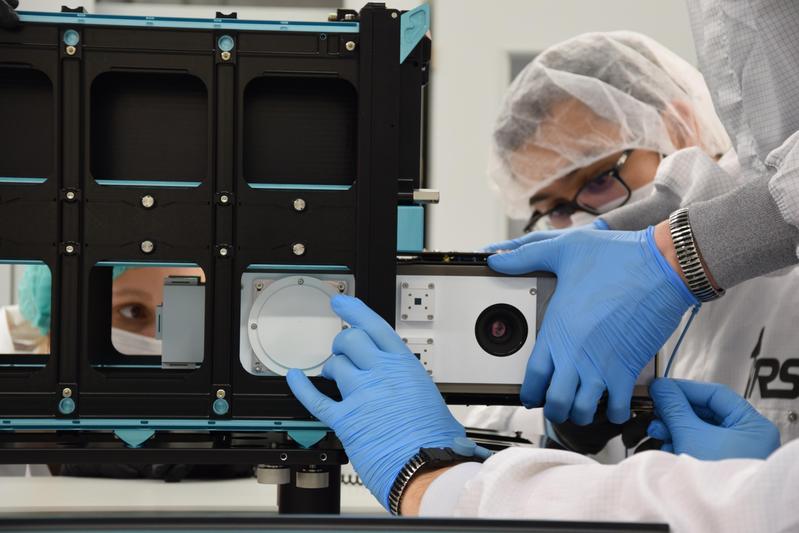 Installation of the satellite in the launch adapter of Exolaunch in Berlin.