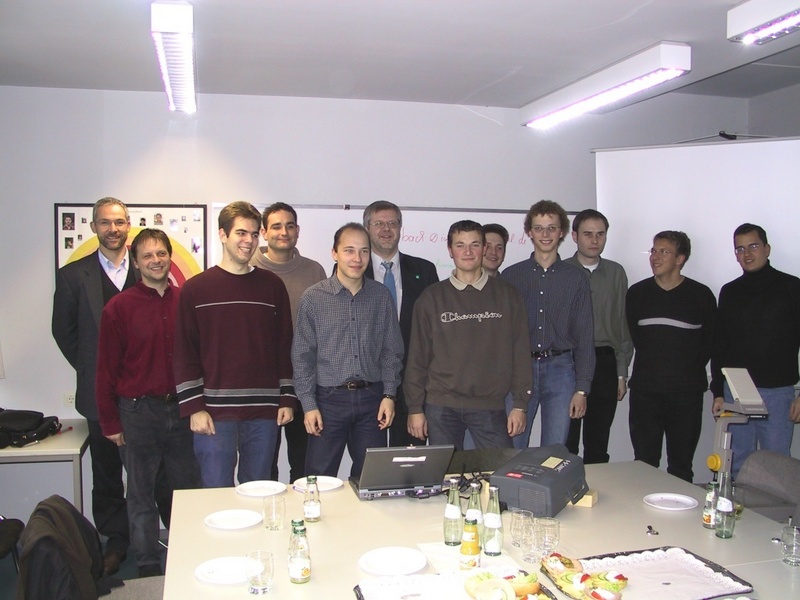 Freuen sich über ihr Stipendium: Informatik-Studenten der Universität Kaiserslautern beim ersten gemeinsamen Treffen mit Mitarbeitern des Fraunhofer IESE