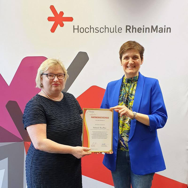 Foto: v. l.: Prof. Dr. Eva Waller (Präsidentin der Hochschule RheinMain) und Katja Urbatsch (Gründerin und Geschäftsführerin von ArbeiterKind.de).