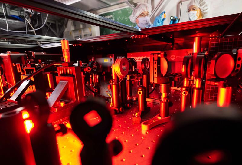Experimente zu nichtlinearen optischen Effekten in einem Labor der Friedrich-Schiller-Universität Jena.