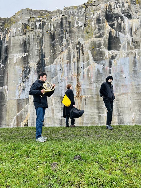 Laden für den 11. Juni, 15 Uhr, zu einem performativen Konzert zum Denkort Bunker Valetin: Studierende der Hochschule für Künste Bremen. (Foto: Raphael Sbrzesny)