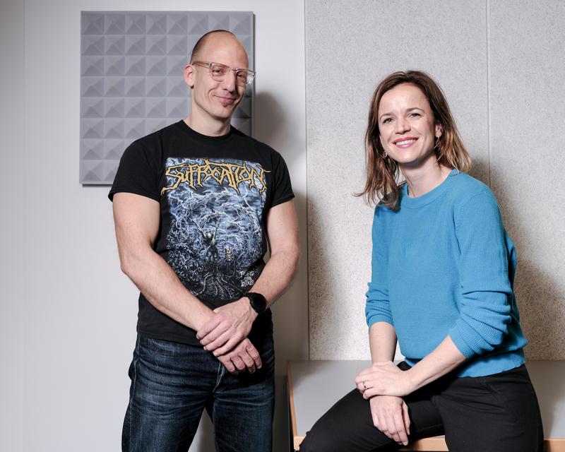Die Hosts des Podcast "Kunstlicht": Eva Pauline Bossow und Jörg Scheller.