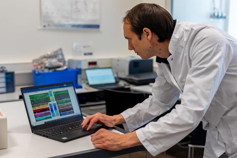 Benjamin Nettersheim, einer der Hauptautoren der Studie, untersucht ultra-hoch aufgelöste in-situ Verteilungen von chemischen Elementen und organischen Molekülen in 1,64 Milliarden-Jahre alten Gesteinsproben, die im Geobiomolecular Imaging Labor am MARUM.