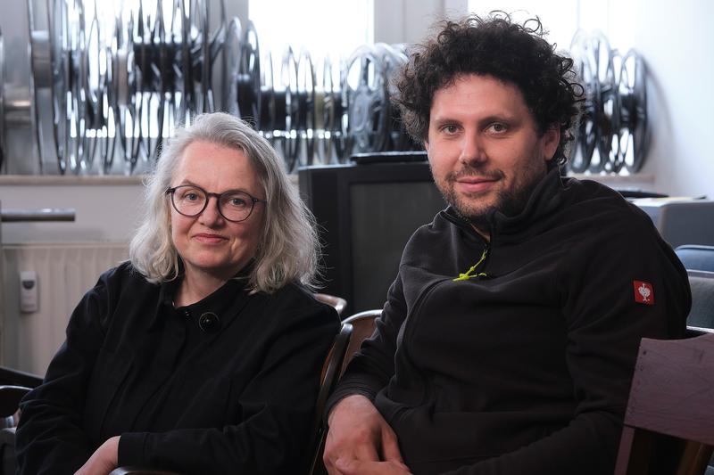 Esther Neumann, Leiterin des Archivs der medialen Künste, und Thomas Ochs, zuständig für audiovisuelle Bestände im Filmmuseum Düsseldorf