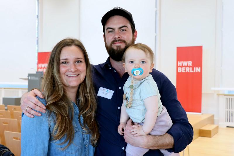 Sarah Marie und Antonin Woick sind mit Töchterchen Pauline zur Jubiläumsfeier gekommen. Beide haben den Deutsch-Französischen Studiengang Internationales Management absolviert, an der HWR Berlin und der Ecole Supérieure du Commerce Extérieur Paris.