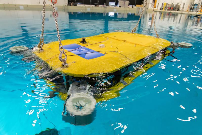 Das Zwei-Arm-AUV Cuttlefish wird in der Maritimen Explorationshalle des DFKI in Bremen zu Wasser gelassen.